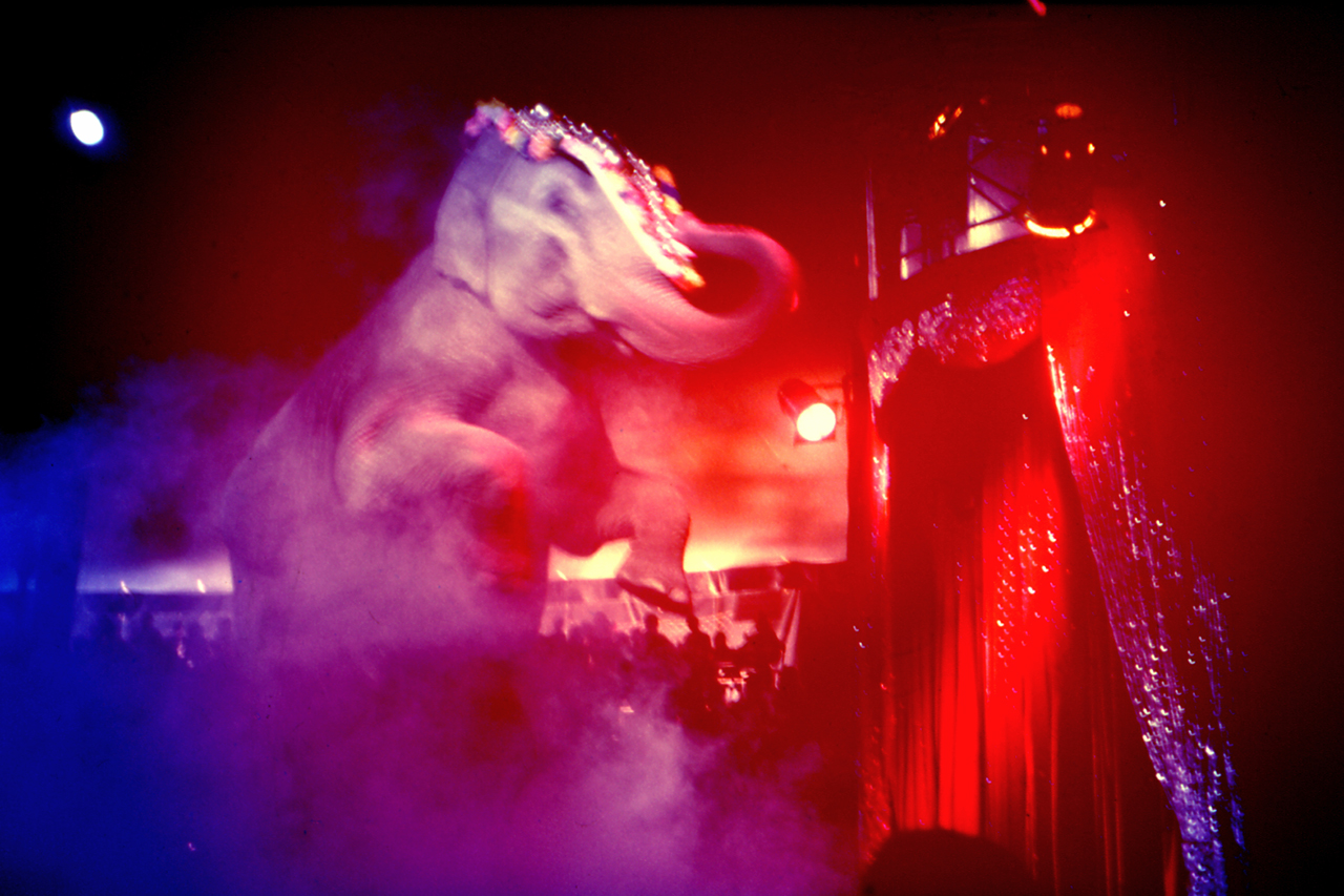 El espectáculo debe continuar, 1996